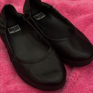 Woman’s 8 Fitflop Textured Black Slip-On Shoes